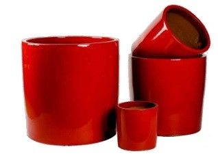 赤い50x50cm円形の陶磁器の植木鉢の大きい屋外