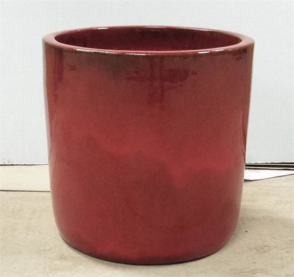 赤い50x50cm円形の陶磁器の植木鉢の大きい屋外