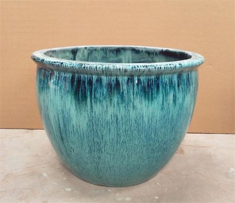 屋外円形の陶磁器の植物の鍋