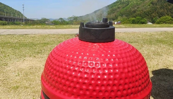 赤い艶をかけられた15インチのKamadoのグリルの喫煙者の陶磁器の木炭台所用品
