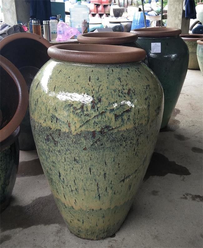緑は艶をかけられた円形の無作法な屋外の植物の鍋を古風にする